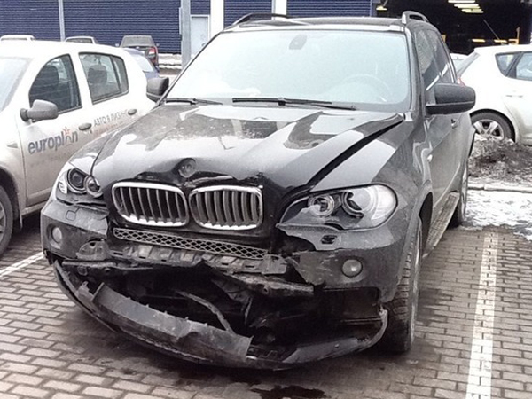 Битый аварийный автомобиль